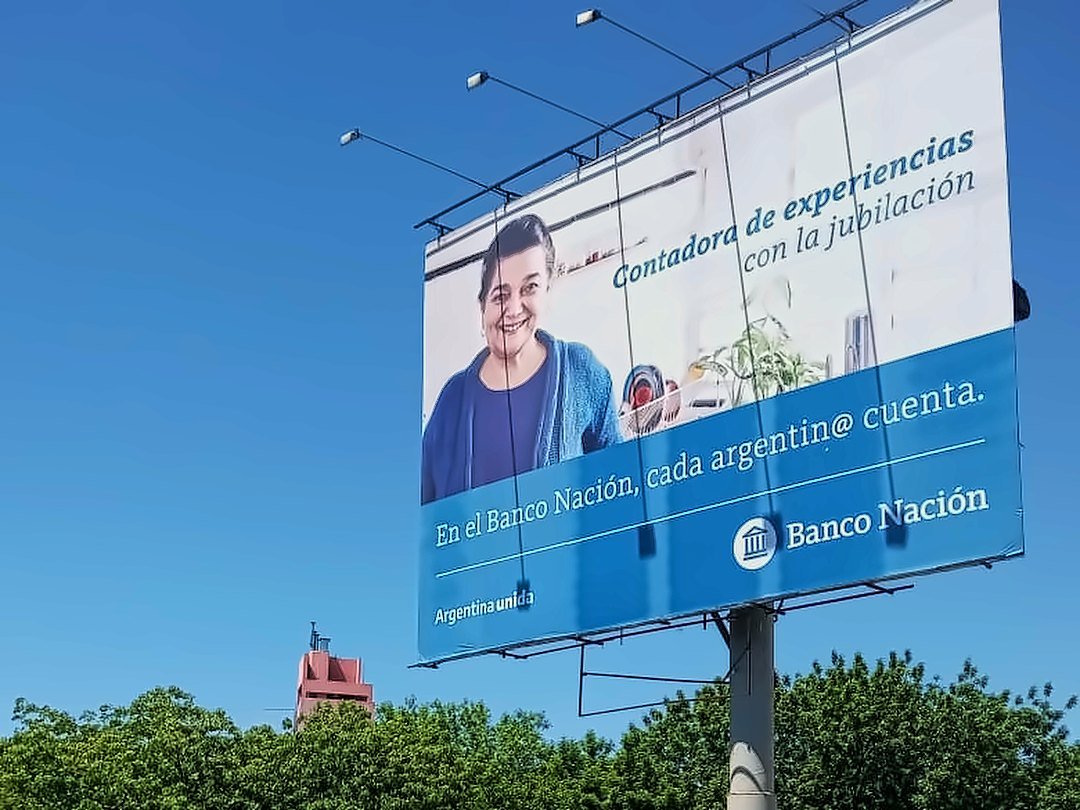 Cartel de gran formato de Banco Nación sobre Av. General Paz (2020)