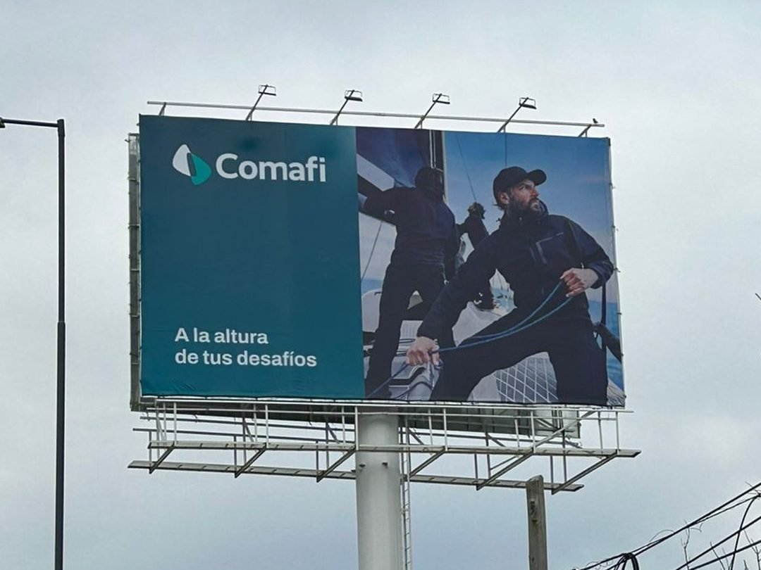 Cartel de gran formato de Banco Comafi sobre Av. Lugones con la pieza «A la altura de tus desafíos»