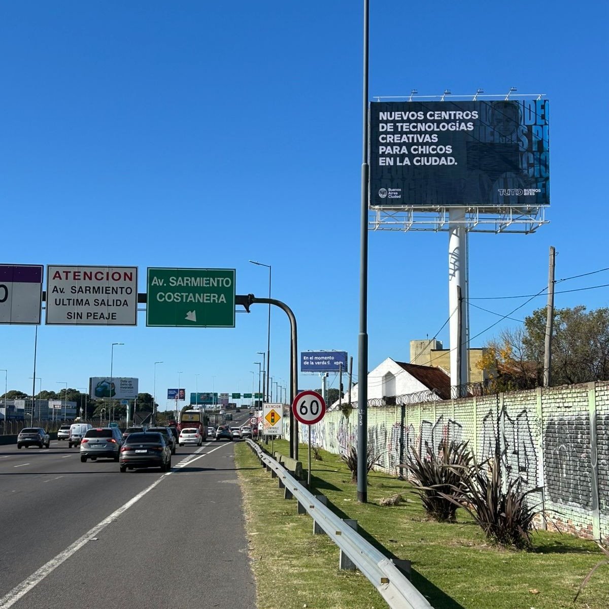 Cartel de gran formato del Gobierno de la Ciudad con la campaña de TUMO, Centros de Tecnologías Creativas, en el ingreso a la Ciudad por autopista