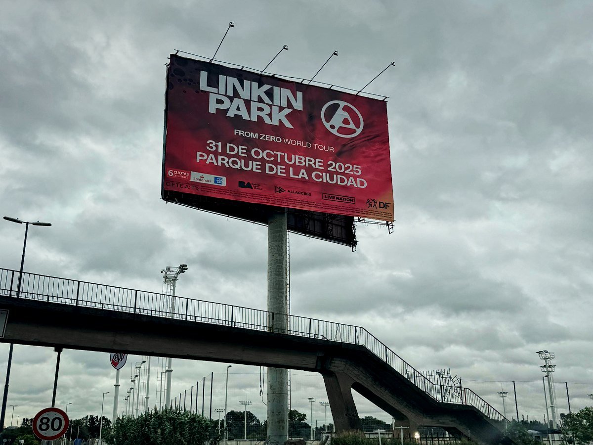 Cartel de gran formato de Linkin Park sobre Av. Cantilo (2025)