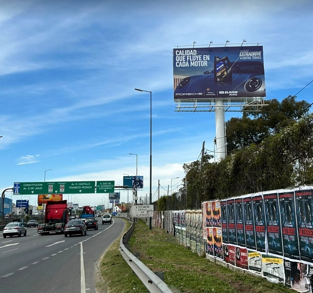 Cartel de gran formato de YPF Elaion Auro x Porsche «Calidad que fluye en cada motor» sobre Av. Lugones