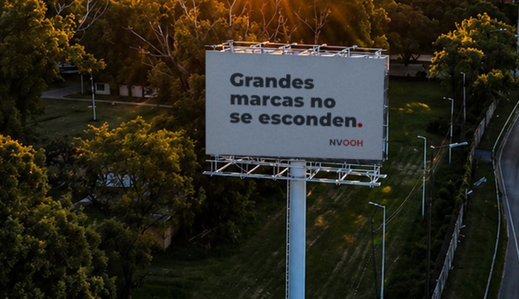 Cartel NVOOH sobre Av. General Paz con el claim «Grandes marcas no se esconden.»